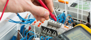 ¿Quién debe hacer las instalaciones y reparaciones del cableado eléctrico en la casa? quien-debe-hacer-las-instalaciones-y-reparaciones-del-cableado-electrico-en-la-casa